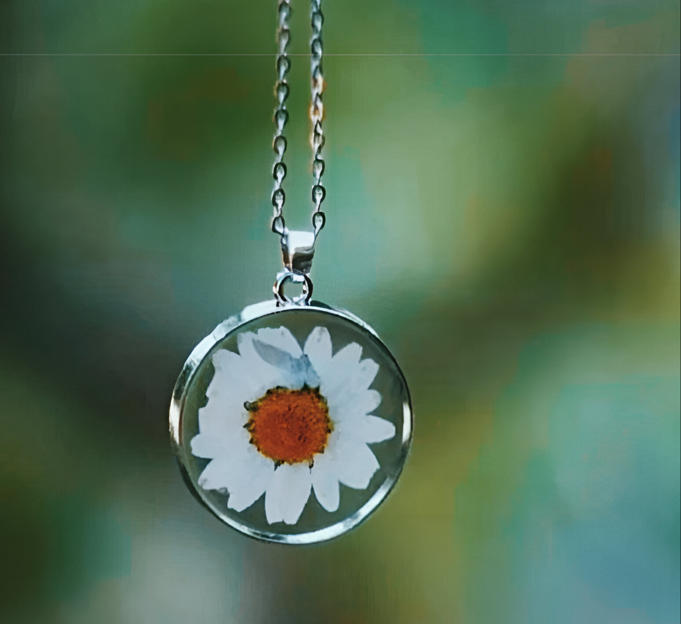 Natural White Daisy Resin Pendant