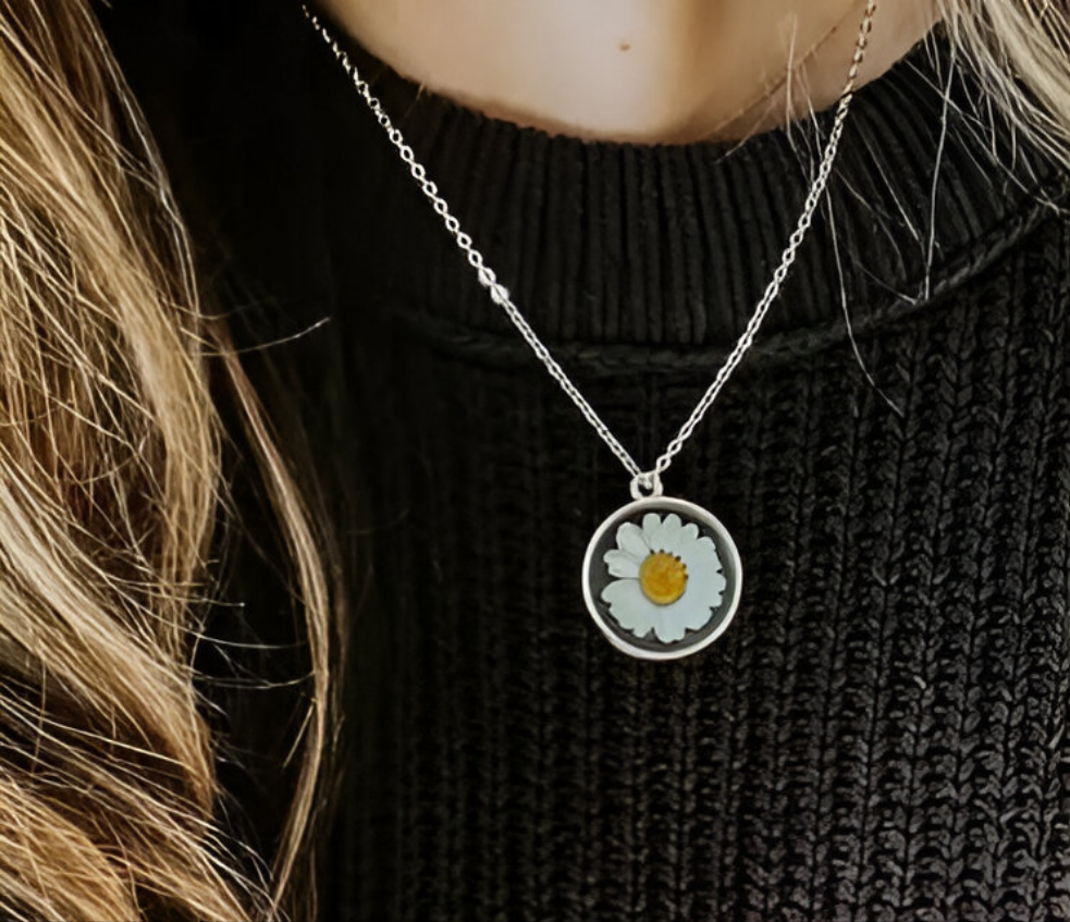 Natural White Daisy Resin Pendant