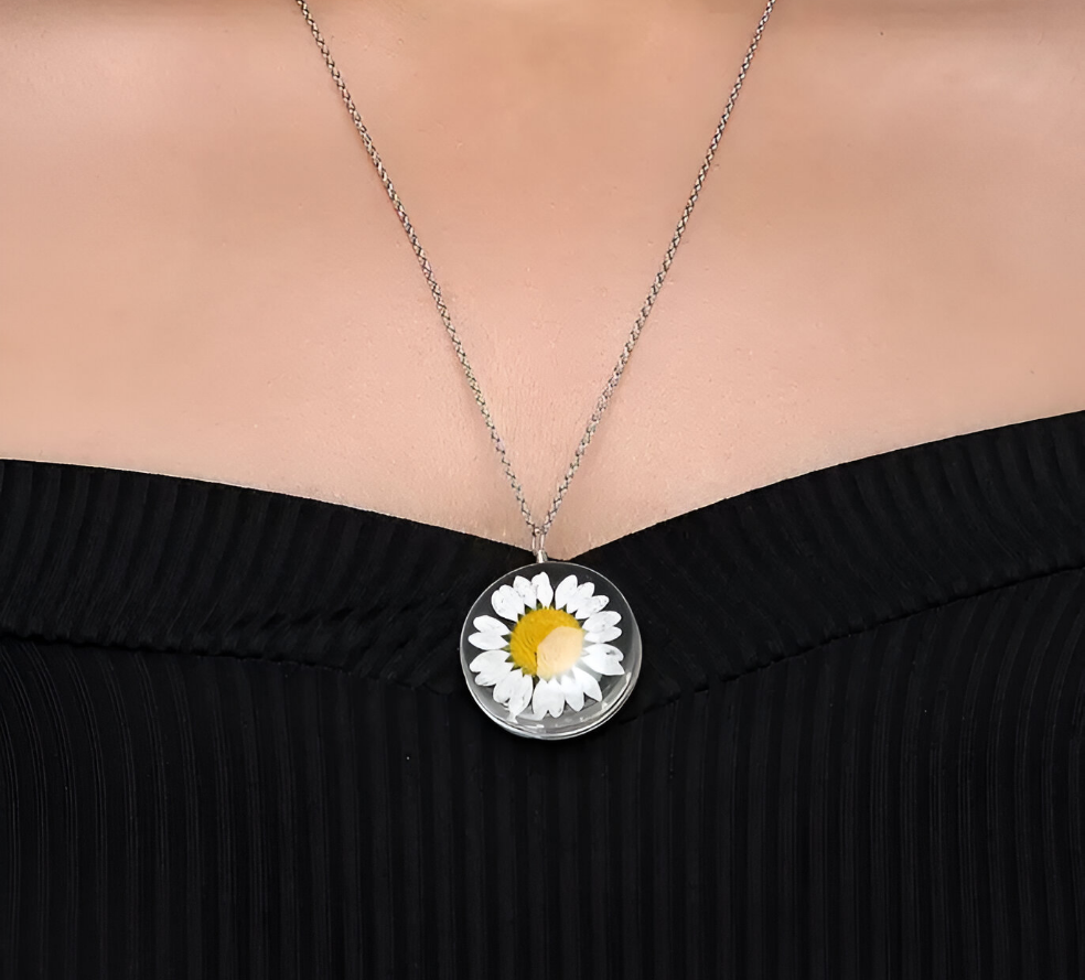 Natural White Daisy Resin Pendant