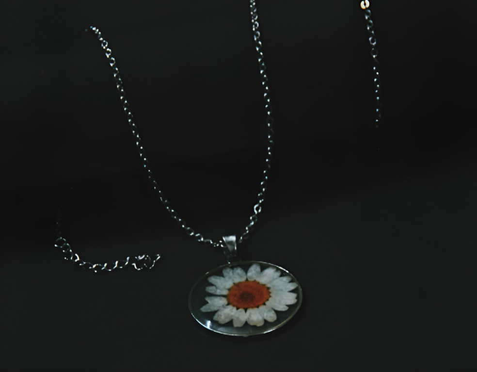 Natural White Daisy Resin Pendant