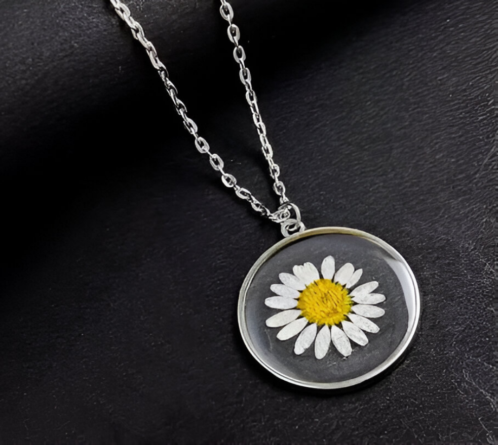 Natural White Daisy Resin Pendant