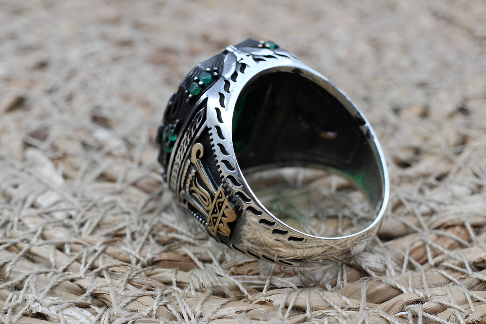 Inlaid Emerald Luxury Ring